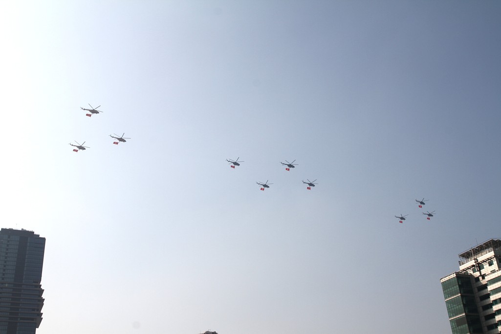 10 trực thăng quân sự mang theo cờ Đảng, cờ Tổ quốc; bay theo đội hình 3-4-3. Phi đội Su-30MK2 thực hiện thả bẫy nhiệt trên bầu trời TPHCM - Ảnh: VGP