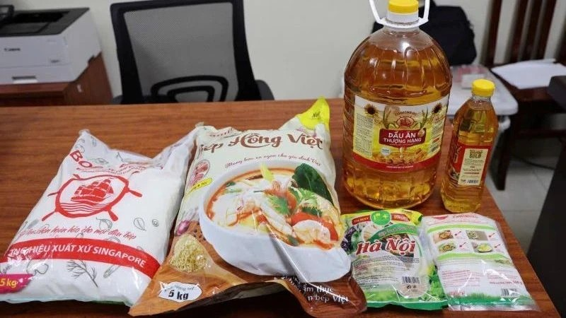 Các sản phẩm mì chính giả, dầu ăn giả được lực lượng chức năng phát hiện và thu giữ (Ảnh: Công an tỉnh Phú Thọ)