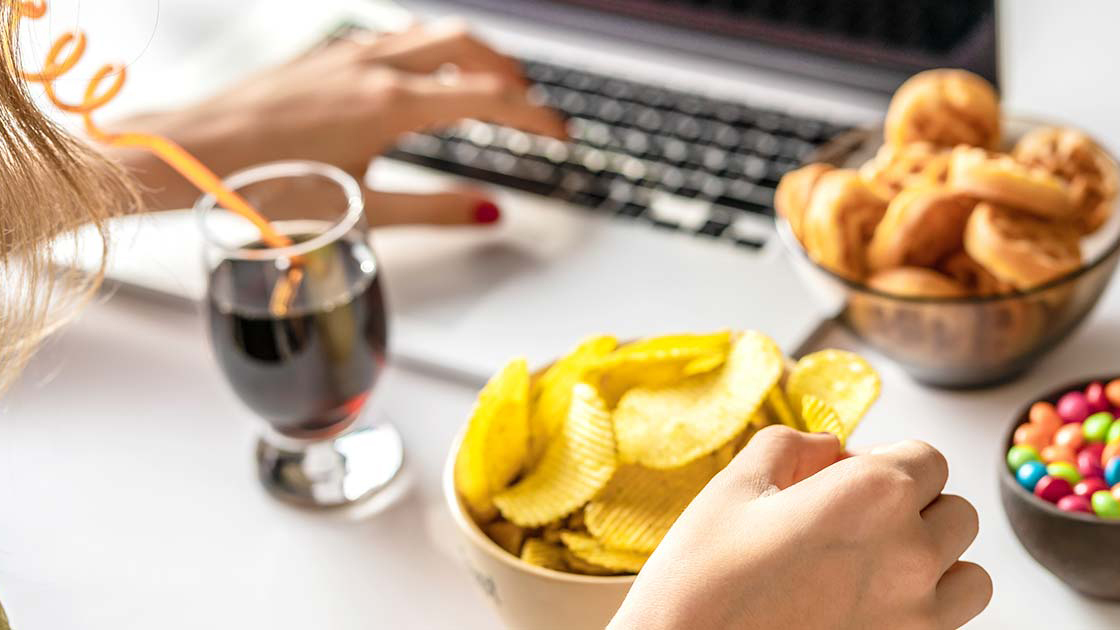 Stress, căng thẳng khiến nhiều người thèm ăn thực phẩm kém lành mạnh