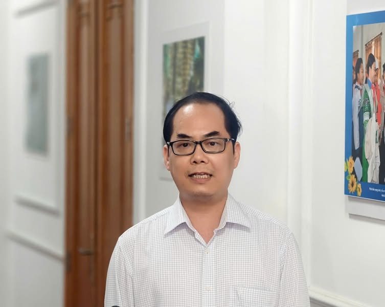 Tiến sĩ Tạ Mạnh Hùng, Phó Cục trưởng Cục Quản lý Dược (Bộ Y tế) chia sẻ với báo chí về các giải pháp tăng cường quản lý thuốc giả, thuốc kém chất lượng