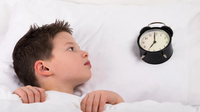 Cha mẹ có thể giúp con thay đổi thói quen sinh hoạt trước khi sử dụng melatonin.