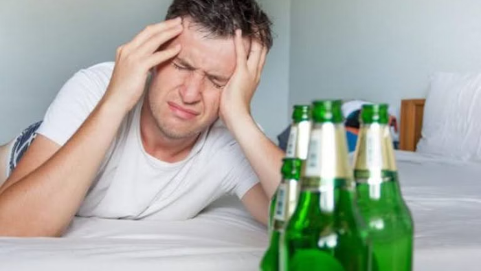 Uống nhiều rượu bia làm tăng nguy cơ tổn thương mạch máu dẫn tới sa sút trí tuệ