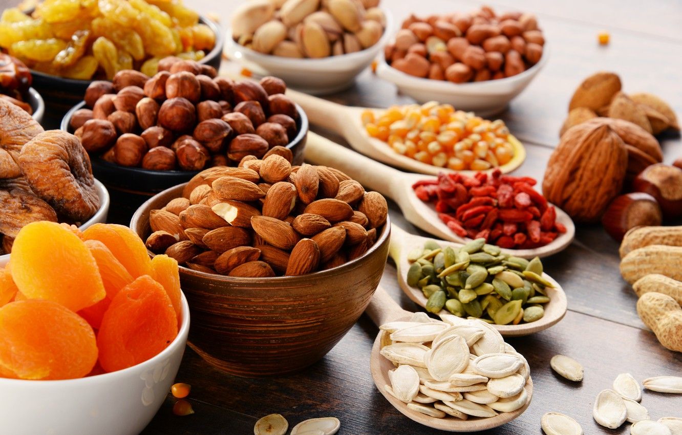 Trái cây sấy và hạt là món ăn giàu dinh dưỡng