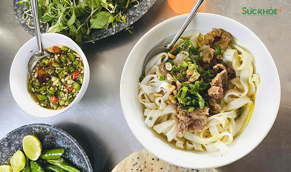 Một mâm mì Quảng đúng điệu!