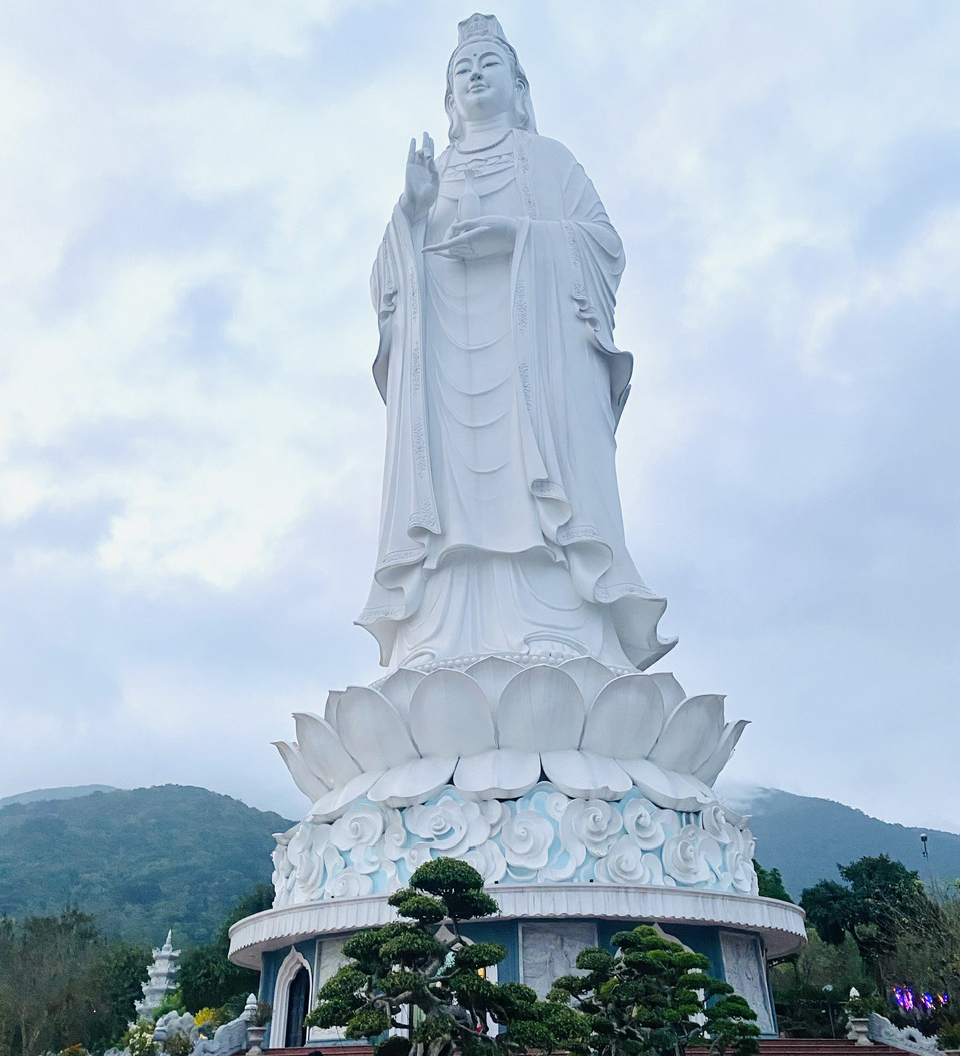 Tượng Phật Bà Quan Âm tại chùa Linh Ứng