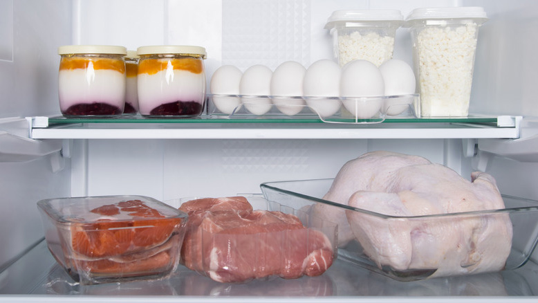 Khi bảo quản thực phẩm nên cho thực phẩm sống vào hộp đựng kín, để ở ngăn dưới cùng