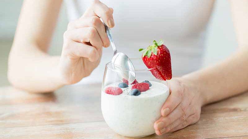 Sữa chua cung cấp calci cùng các vi chất như vitamin B12, phospho cần thiết cho sức khỏe xương và năng lượng