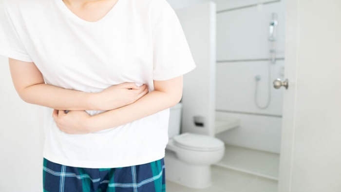 Đau bụng, táo bón là một trong những triệu chứng điển hình của việc dư thừa protein trong cơ thể.