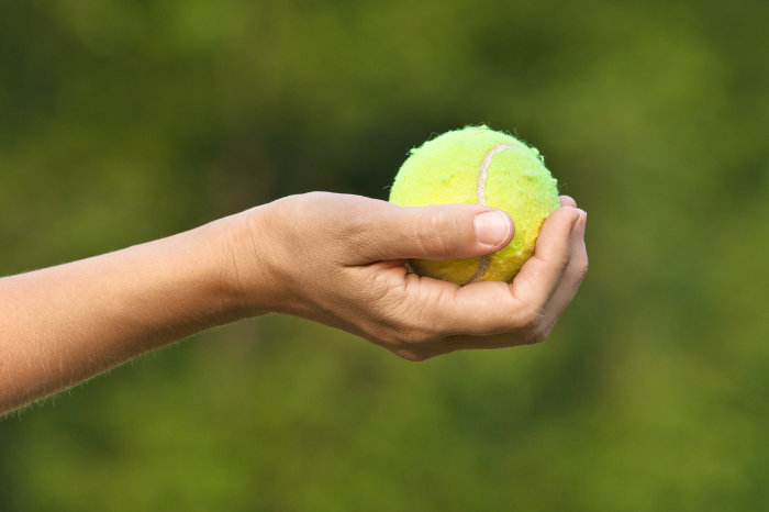 Nếu bạn có thể siết chặt quả bóng tennis liên tục trong khoảng 15-30 giây, đó có thể là một dấu hiệu tích cực cho thấy bạn có tiềm năng sống đến khoảng 100 tuổi.