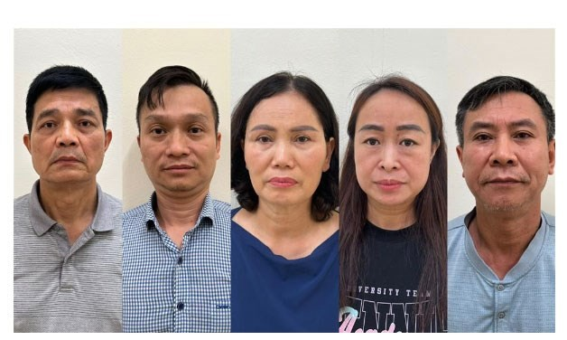 5 cán bộ Cục An toàn thực phẩm vừa bị khởi tố trong vụ TPCN giả - Ảnh: Bộ Công an