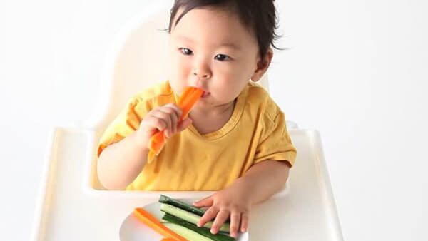 Nhiều em bé thích nhai cà rốt luộc giảm cảm giác khó chịu khi mọc răng
