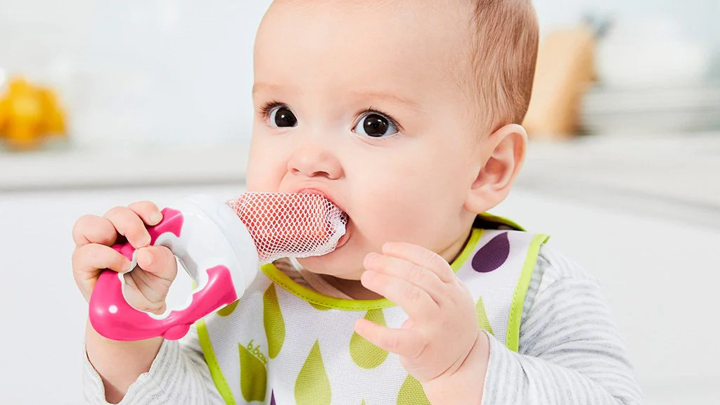 Trẻ biếng ăn do mọc răng có thể sử dụng túi ăn chống hóc đựng các món sinh tố đông lạnh