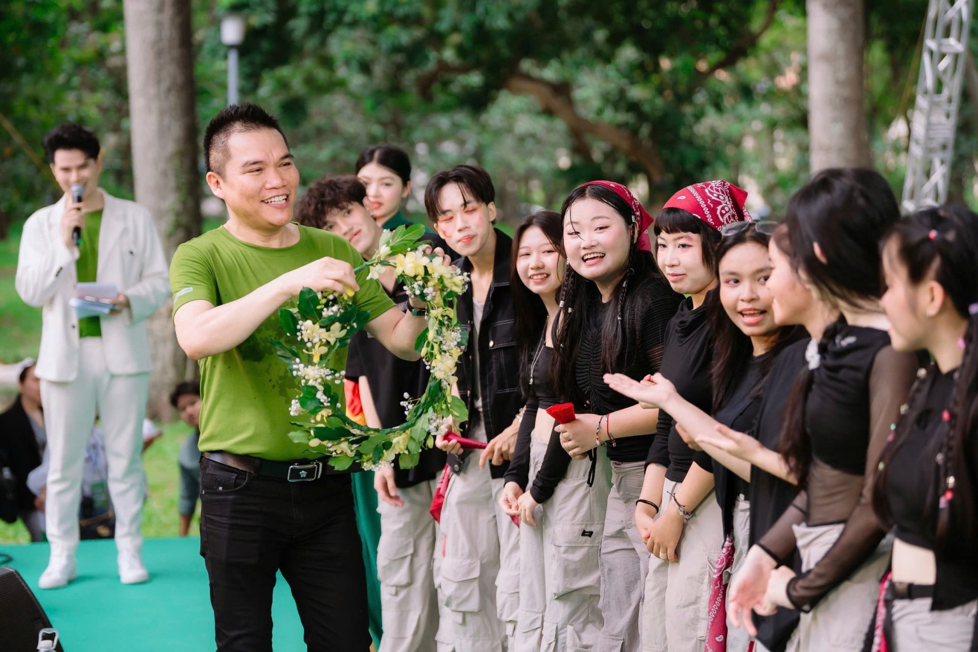 Ông Vũ Văn Thắng, Tổng Giám Đốc Herbalife Việt Nam và Campuchia đại diện trao giải trong sự kiện