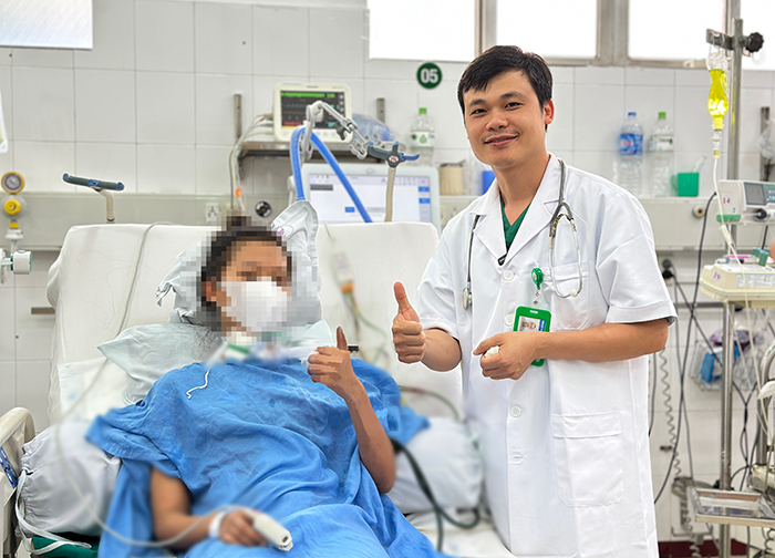 ThS.BS Vũ Văn Trịnh, Trung tâm Gây mê và Hồi sức Ngoại khoa cùng người bệnh sau khi vượt qua lằn ranh sinh tử - Ảnh: BVCC.