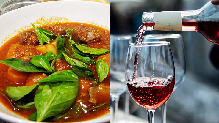Đồ ăn cay nóng và rượu đỏ có thể khiến cơn bốc hỏa của chị em trở nên nghiêm trọng hơn