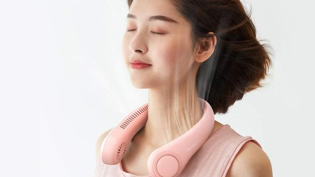 Quạt đeo cổ làm mát giúp chị em hạn chế tác động của cơn bốc hỏa