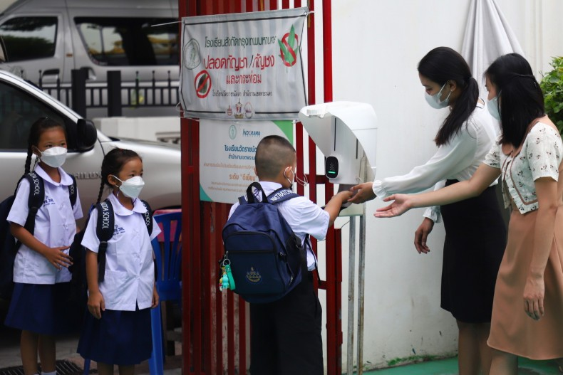 Học sinh tại một trường tiểu học ở Thái Lan, đeo khẩu trang, vệ sinh tay trước khi vào lớp trong bối cảnh dịch COVID-19 bùng phát trở lại tại nước này - Ảnh: Bangkok Post