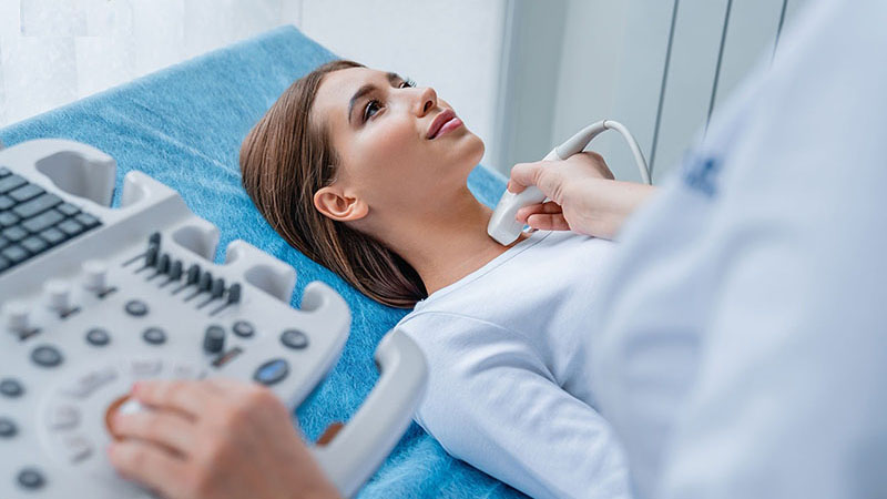 Siêu âm giúp kiểm tra kích thước và cấu trúc của tuyến giáp, từ đó có thể phát hiện ra được những bất thường