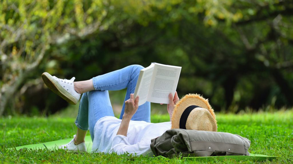 Đi dạo ngoài trời, đọc sách giúp đánh lạc hướng cảm giác thèm ăn do stress