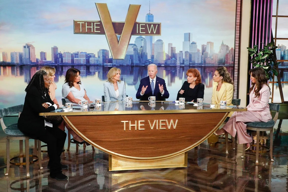 Ông Joe Biden và vợ Jill Biden trong một cuộc phỏng vấn hôm 8-5. Ảnh: ABC
