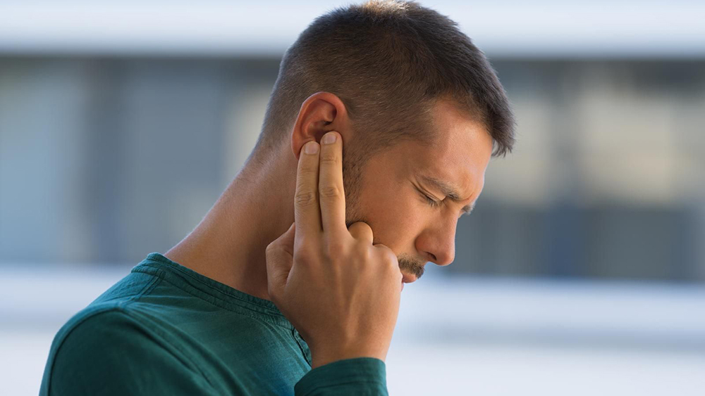 Ù một bên tai phải có thể đi kèm với giảm thính lực, gây cản trở giao tiếp