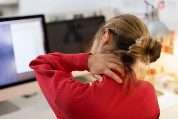 Hội chứng cổ công nghệ (Tech Neck): Gây ra do việc liên tục cúi đầu nhìn vào màn hình điện thoại, máy tính bảng, gây ra đau cổ và vai.