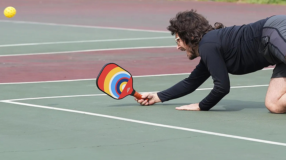 Những pha cứu bóng trên sân pickleball có thể dẫn đến té ngã, chấn thương
