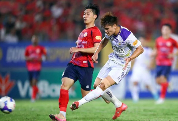 Hà Nội FC (trắng) đã thắng trong trận derby Thủ đô để tiếp tục mơ mộng lật đổ Thép Xanh Nam Định ở phút cuối - Ảnh: VTCnews