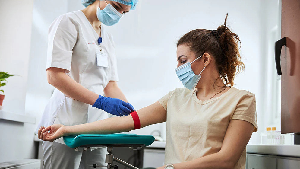 Xét nghiệm chỉ số sức khỏe tại cơ sở y tế để kiểm tra công dụng của thực phẩm chức năng 