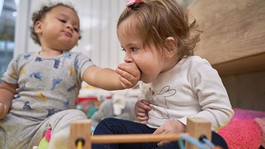 Tay chân miệng là bệnh dễ lây truyền và khả năng tái nhiễm nhiều lần ở trẻ nhỏ
