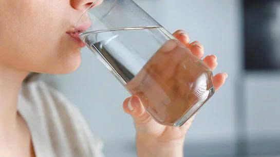 Nên uống đủ nước mỗi ngày