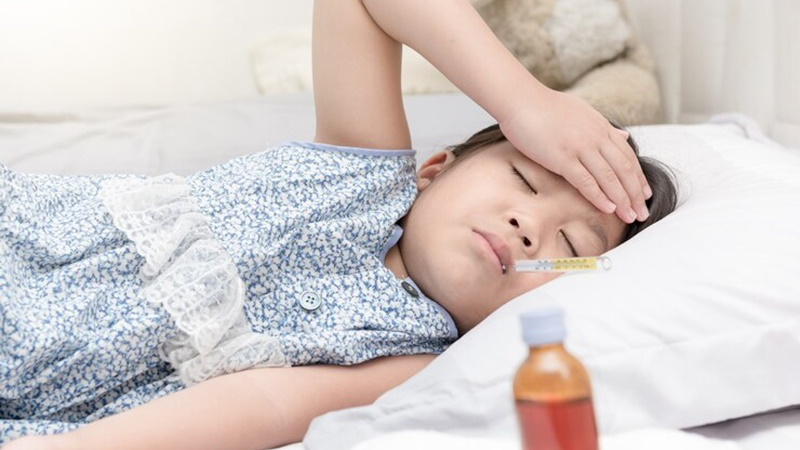 Viêm amidan cấp tính có thể khiến trẻ bị sốt cao dao động 38 - 39,5 độ C