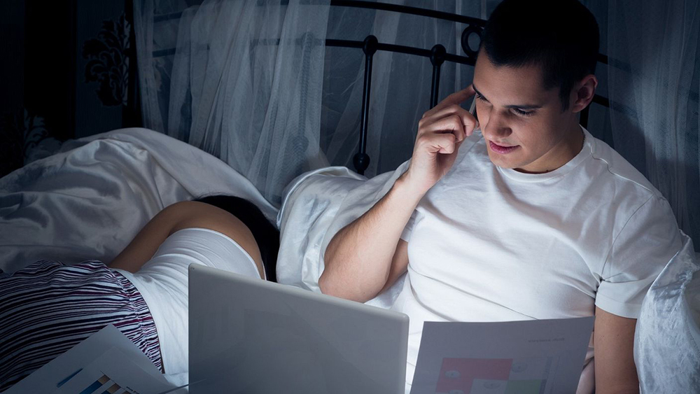 Sử dụng điện thoại, máy tính hay làm việc trên giường ngủ khiến tình trạng stress và mất ngủ thêm nghiêm trọng