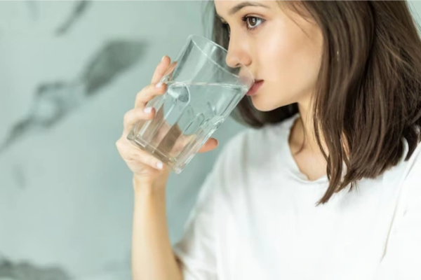 Trời nóng khiến cơ thể háo nước nhưng đồng thời cũng làm gia tăng nồng độ vi khuẩn gây bệnh trong nguồn nước.
