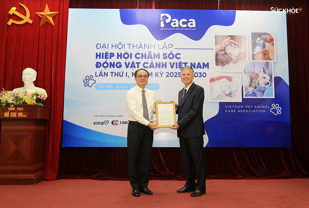 Thứ trưởng Bộ Nội Vụ Vũ Chiến Thắng trao quyết định thành lập Hiệp hội Chăm sóc động vật cảnh Việt Nam của Bộ trưởng Bộ Nội vụ cho ông Nguyễn Sĩ Cương
