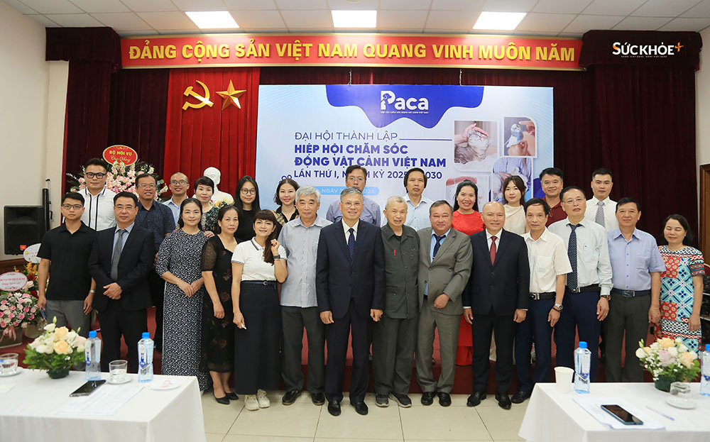 Các đại biểu chụp ảnh lưu niệm trong ngày ra mắt Hiệp hội Chăm sóc Động vật cảnh Việt Nam.