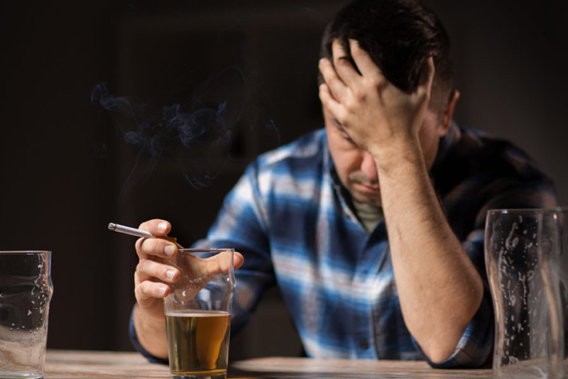 Hút thuốc lá và uống rượu sau tuổi 35 có thể để lại nhiều tổn thương khó đảo ngược với cơ thể