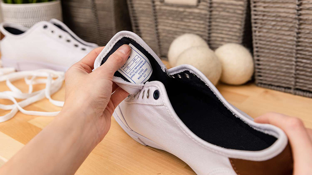 Thay giày thường xuyên, sử dụng gói hút ẩm để giữ giày khô ráo trong mùa Hè