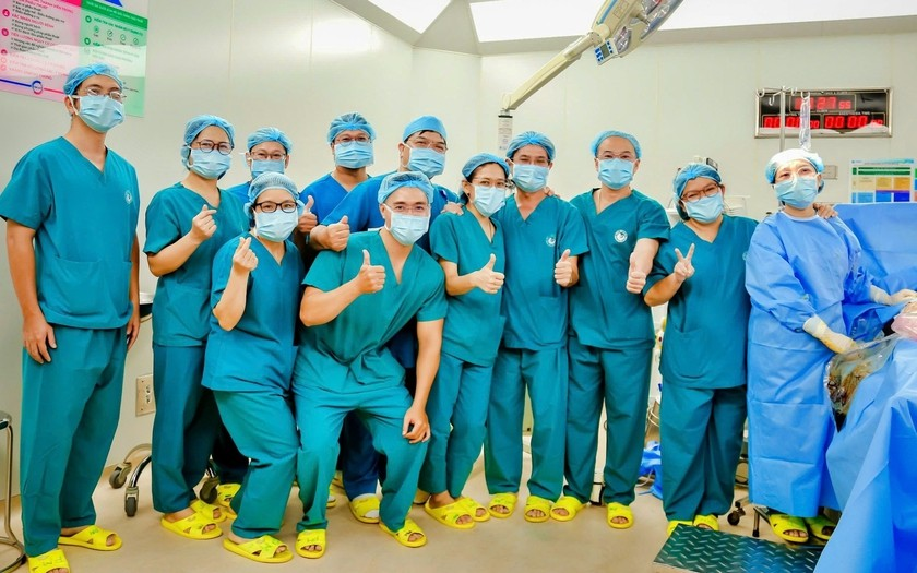 Ekip hai bệnh viện thực hiện ca thông tim bào thai phức tạp ngày 28/5 - Ảnh: BVCC
