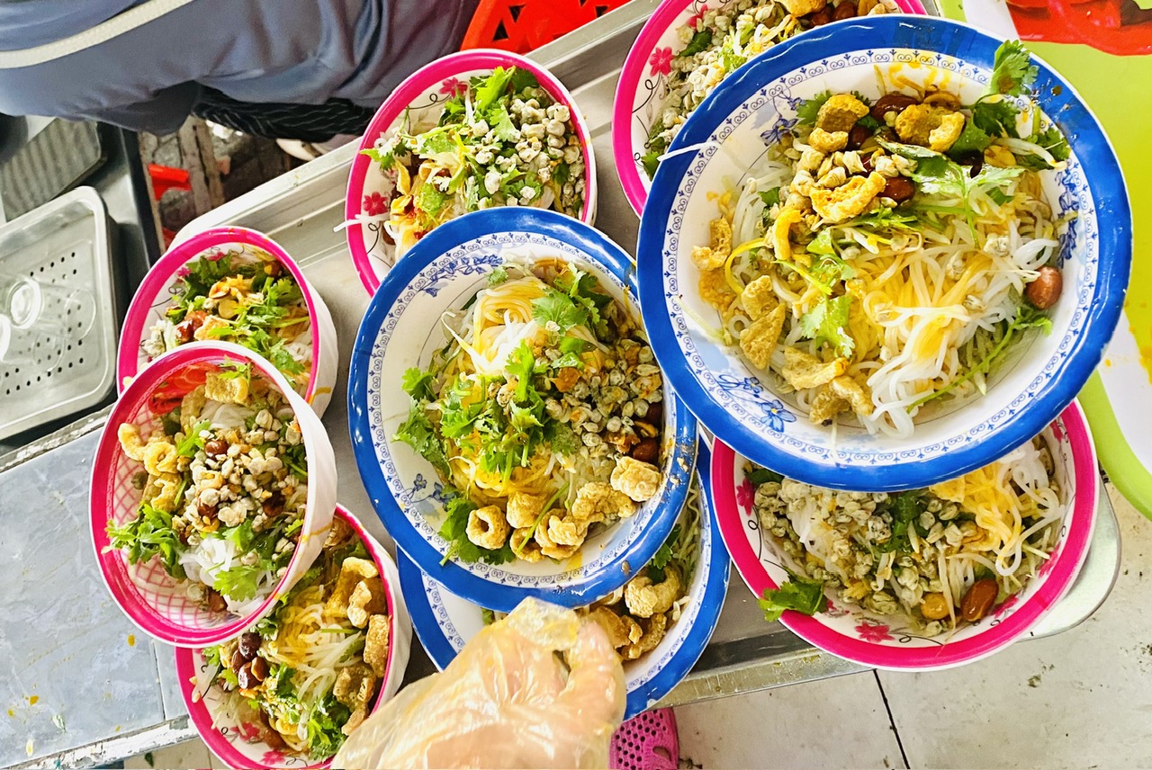 Bên cạnh cơm hến, thực khách có thể thưởng thức thêm bún hến, mì hến - Ảnh: Đào Dung/Sức khỏe+