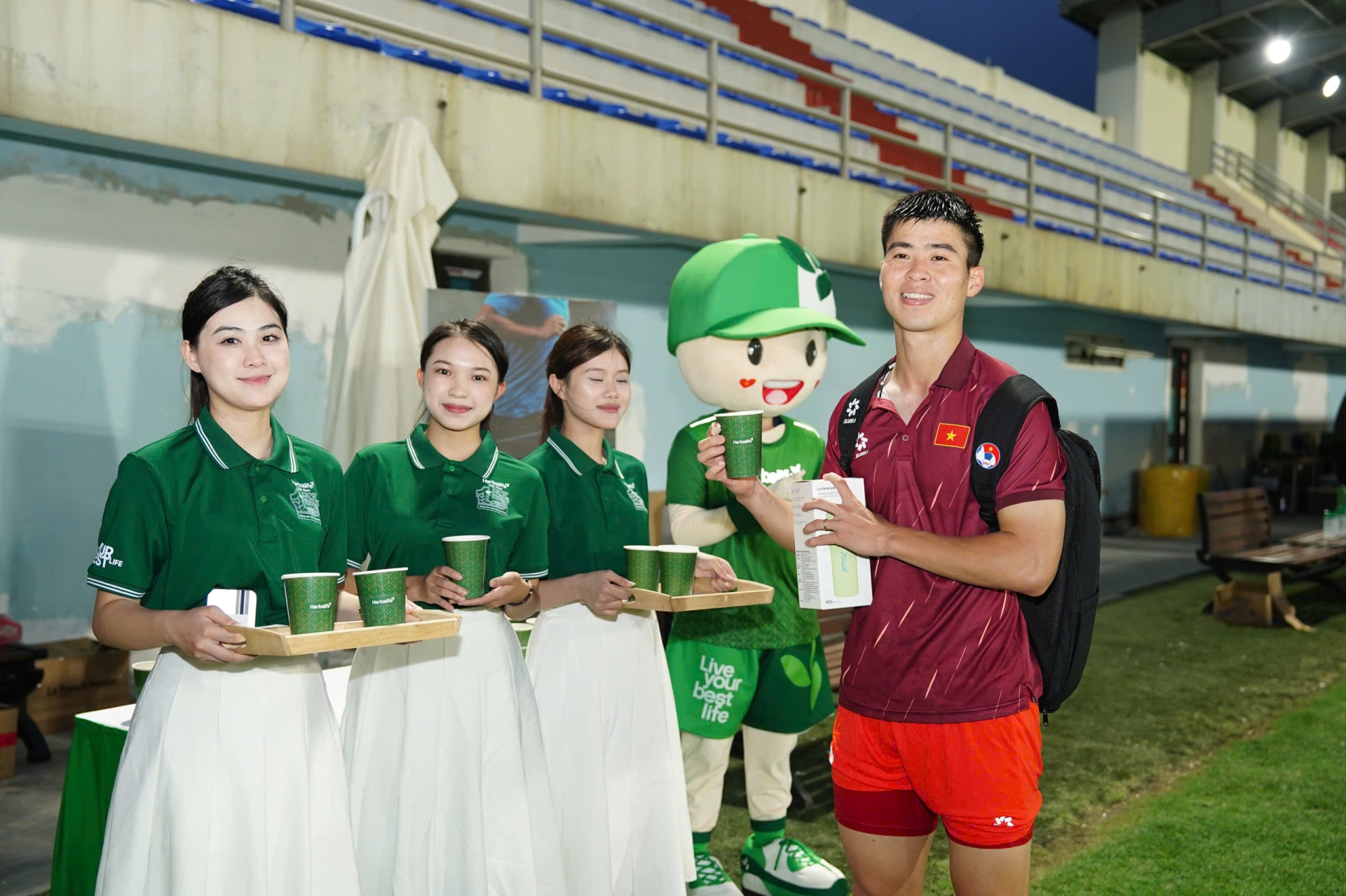 Cầu thủ Duy Mạnh trong buổi tập huấn được tài trợ thực phẩm dinh dưỡng từ Herbalife.