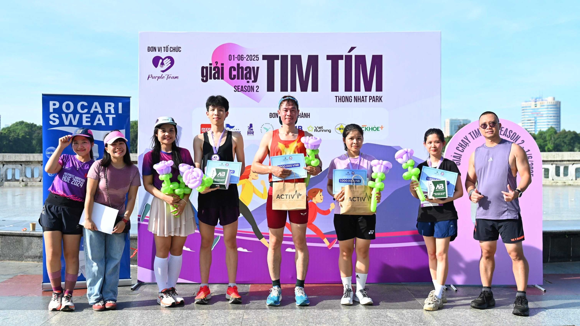 Ban tổ chức trao giải thưởng cho những vận động viên có thành tích cao ở các cự ly