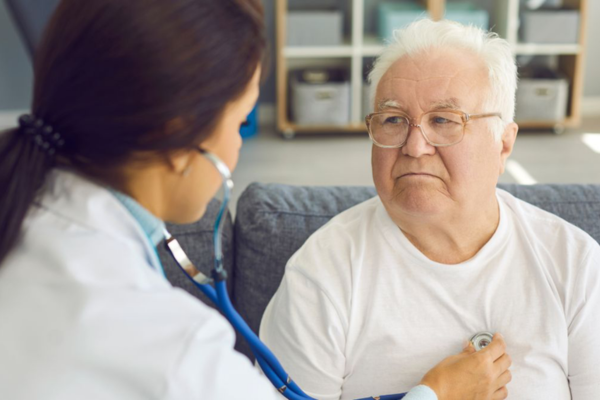Tăng cholesterol máu ở người cao tuổi là hệ quả của sự kết hợp giữa quá trình lão hóa tự nhiên, lối sống không lành mạnh và các bệnh lý nền.