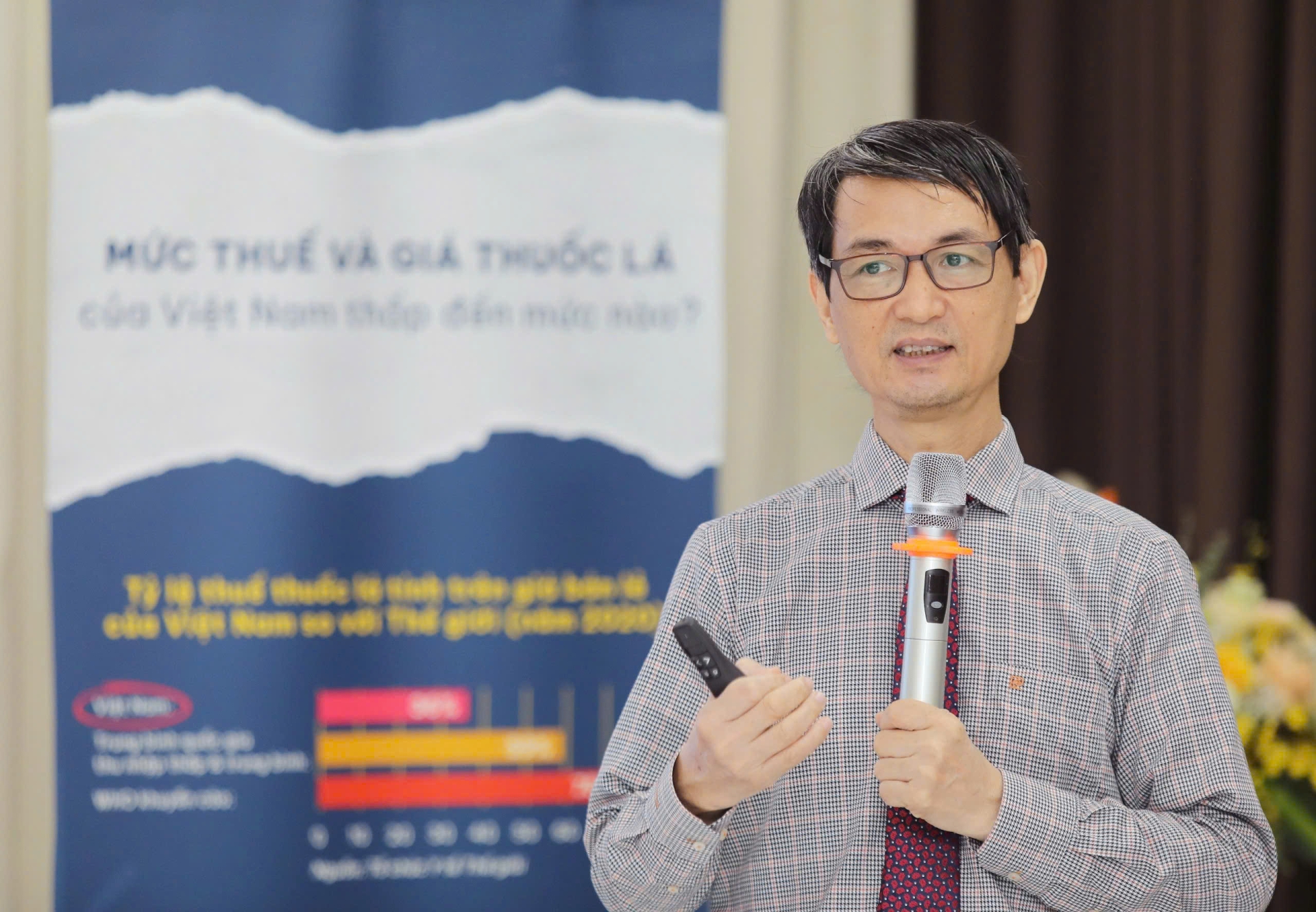 ThS.BS Nguyễn Tuấn Lâm - Đại diện WHO tại Việt Nam phân tích với bài tham luận về Thuế tiêu thụ đặc biệt với thuốc lá để nâng cao sức khoẻ và phát triển bền vững