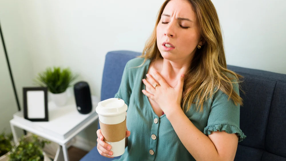 Cà phê có thể tương tác với thuốc, dẫn đến cảm giác bồn chồn và lo lắng