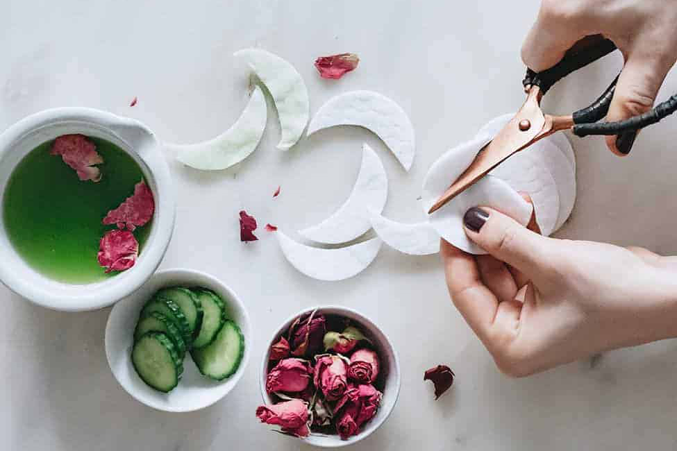 Tự làm mặt nạ mắt tại nhà với nước hoa hồng và nước ép dưa chuột