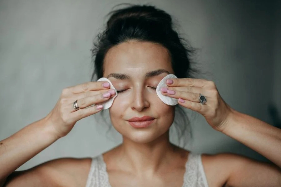 Đắp mặt nạ mắt với nước hoa hồng giúp đôi mắt tươi tắn và giàu sức sống hơn