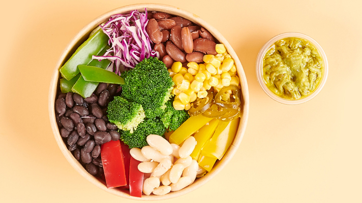 Ưu tiên thực phẩm giàu carb như ngũ cốc nguyên hạt (gạo lứt, yến mạch, bánh mì nguyên cám), rau củ, trái cây, và các loại đậu