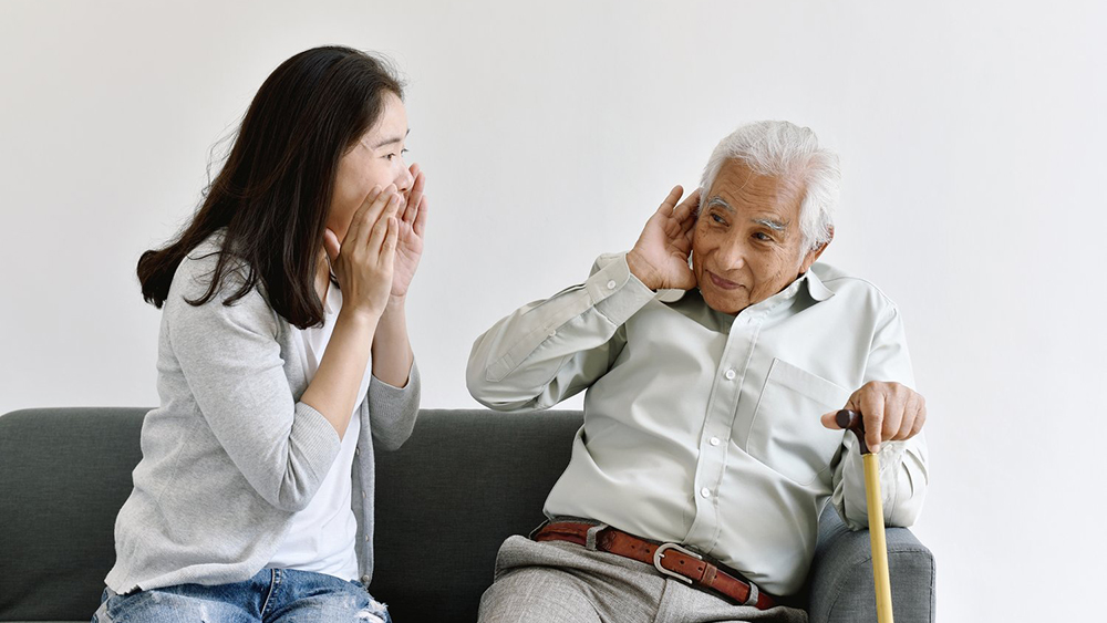 Người bị nghe kém khó hiểu lời nói của người khác, đặc biệt trong môi trường ồn ào