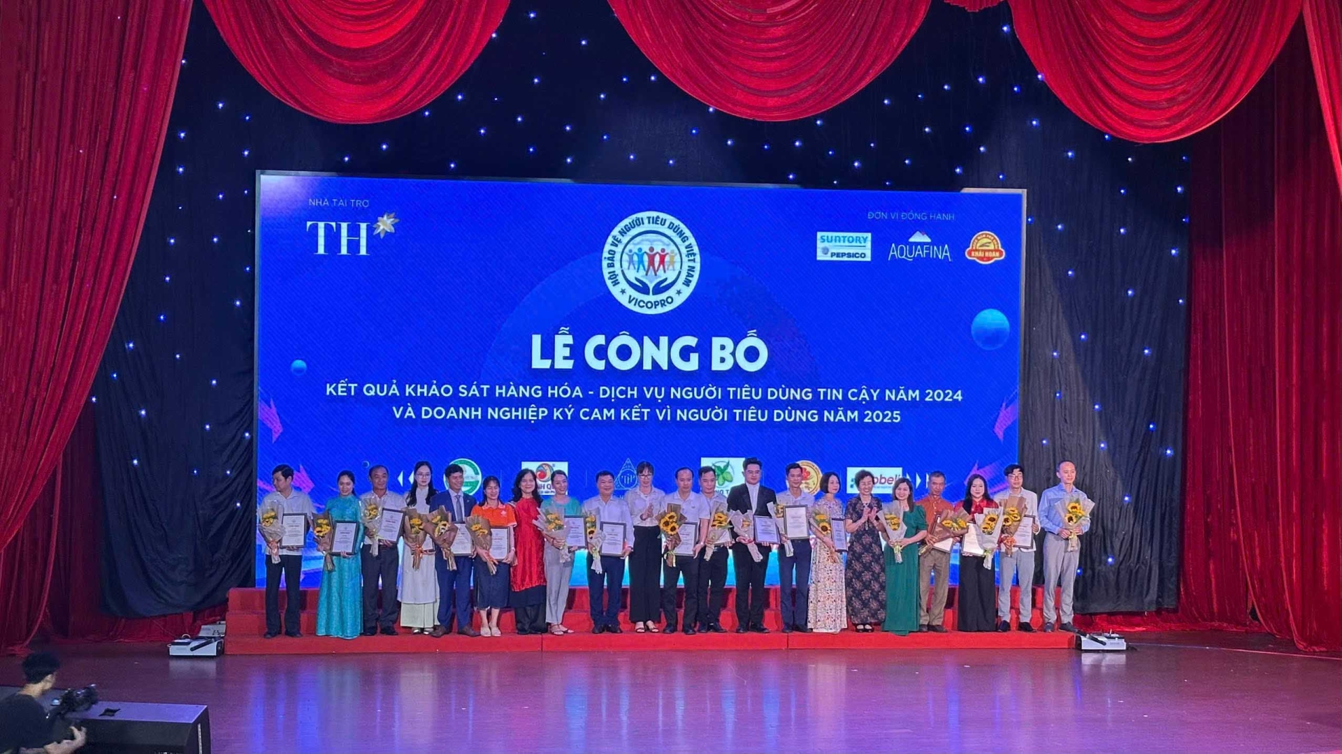 Ban Tổ chức trao Chứng nhận “Hàng hóa, dịch vụ người tiêu dùng tin cậy năm 2024” cho TOP 100 - Ảnh: Lê Tuyết/sức khỏe+